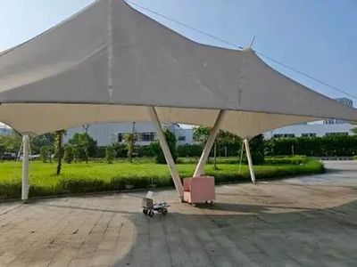 帳篷在路上AI 生成的內容可能不正確。